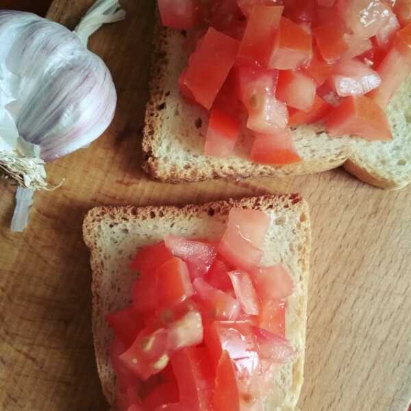 Mini kanapki z czosnkiem i pomidorem