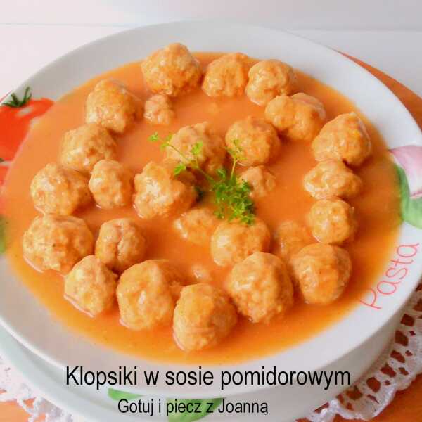 Klopsiki gotowane w sosie pomidorowy