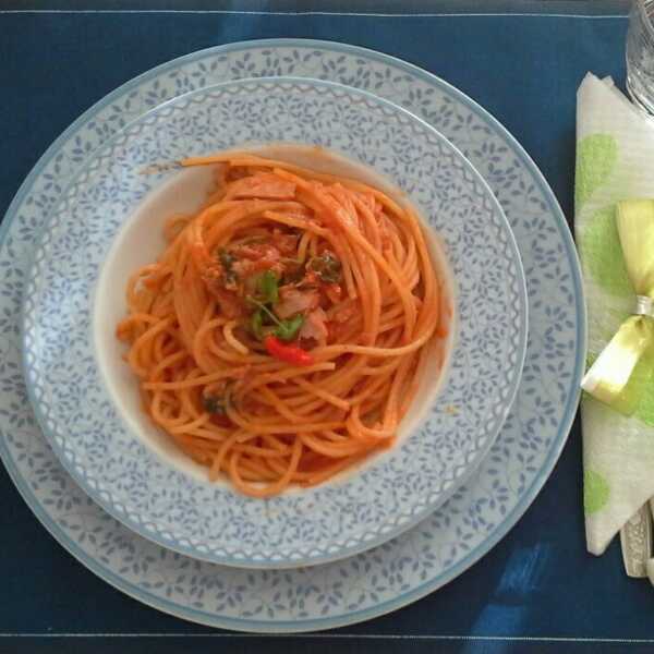 Makaron spaghetti z tuńczykiem 