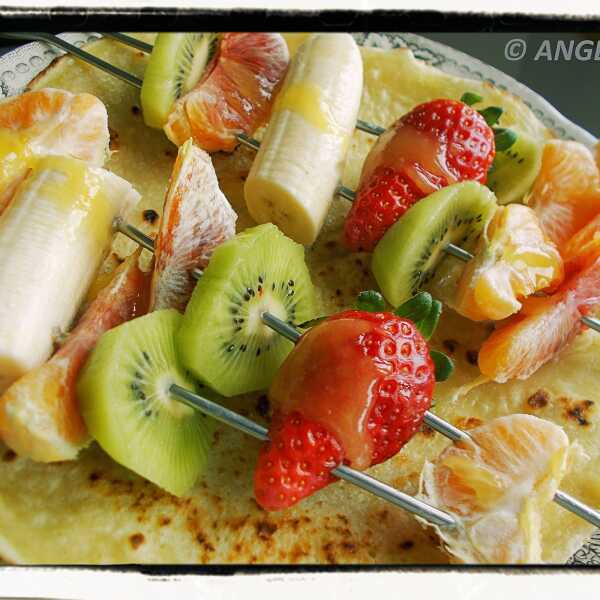 Owocowe szaszłyki na naleśniku - Fruit Skewers & Pancakes - Spiedini di frutta su letto di crepes