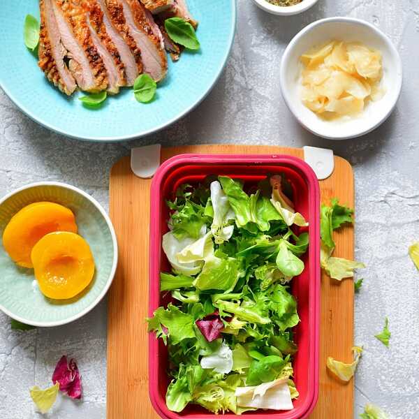 Przepis na lunch boxa do pracy! Pieczony indyk z sałatką na słodko.