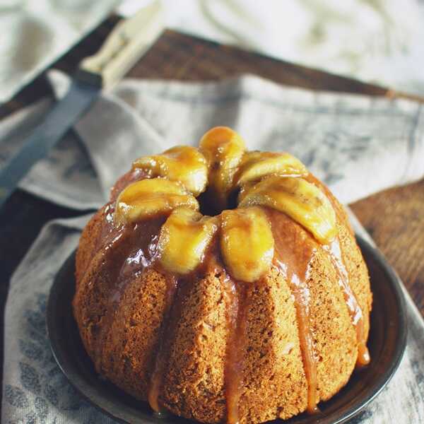 Babka bezglutenowa z karmelizowanym bananem