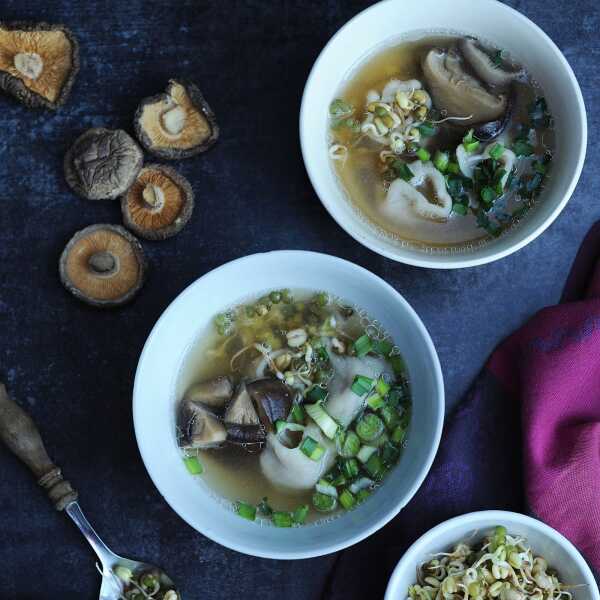 Orientalna zupa won ton, wywar