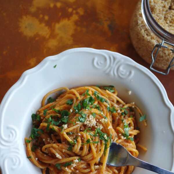 Spaghetti w kremowym sosie z suszonych pomidorów i nerkowców