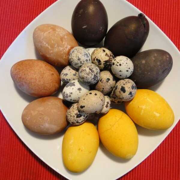 Naturalnie farbowane jajka