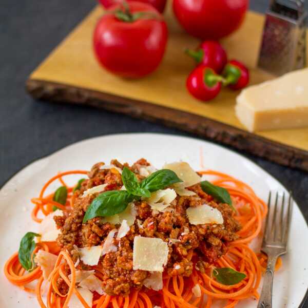 Low-carb spaghetti z marchewki z sosem bolońskim