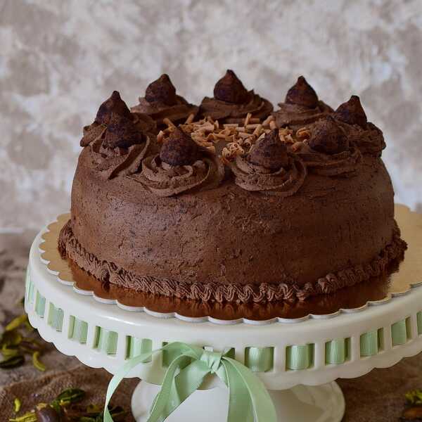 Tort śmietanowo- czekoladowy z wiśniami i truflą 