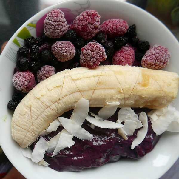 Smoothie bowl z jagodami, jeżynami, awokado i bananem