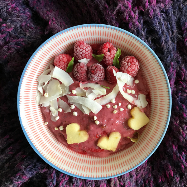 Smoothie bowl z malinami, truskawkami i bananem