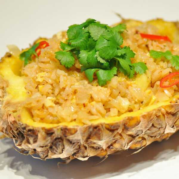 Ptaki Islandii cz.5. Kulinarnie - tajski smażony ryż z krewetkami podany w ananasie.