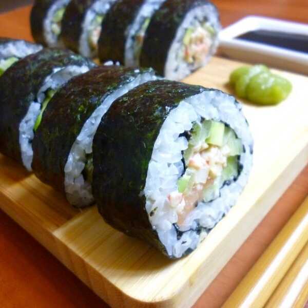 Przepis na sushi - Futomaki z pastą krabową