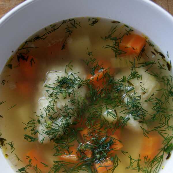 Wegetariańska zupa ziołowa z kluskami kładzionymi