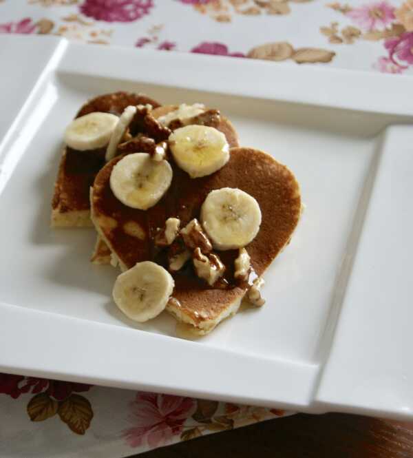 Pancakes z bananami i orzechami w miodzie