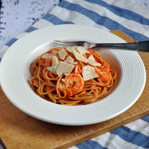 Pełnoziarniste spaghetti z krewetkami i kremowym sosem pomidorowym