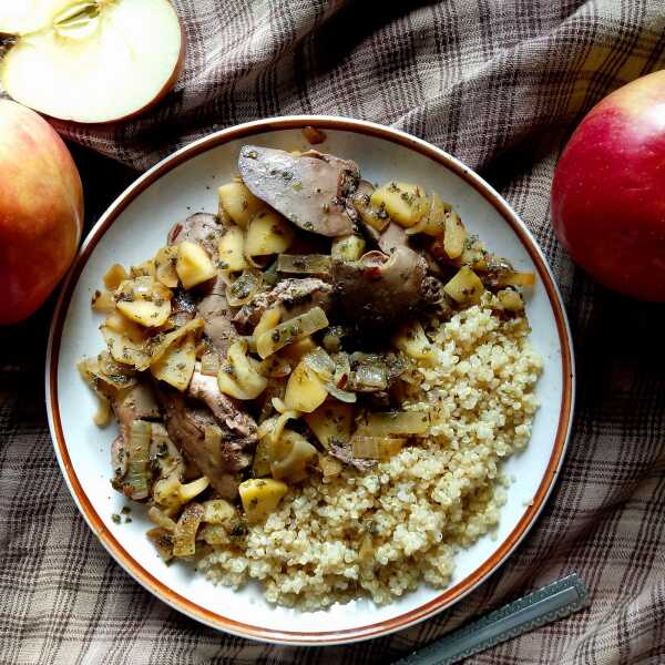 Quinoa i królicza wątróbka z jabłkami, cebulką i majerankiem