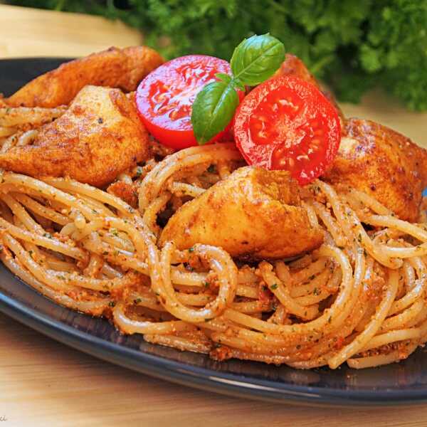 Spaghetti z pomidorowo - bazyliowym pesto i kurczakiem curry