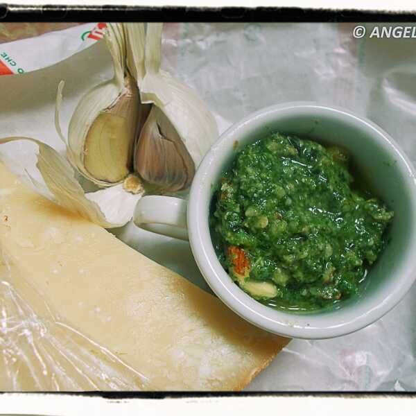 Pesto z pokrzywy - Nettle Pesto Recipe - Pesto all'ortica