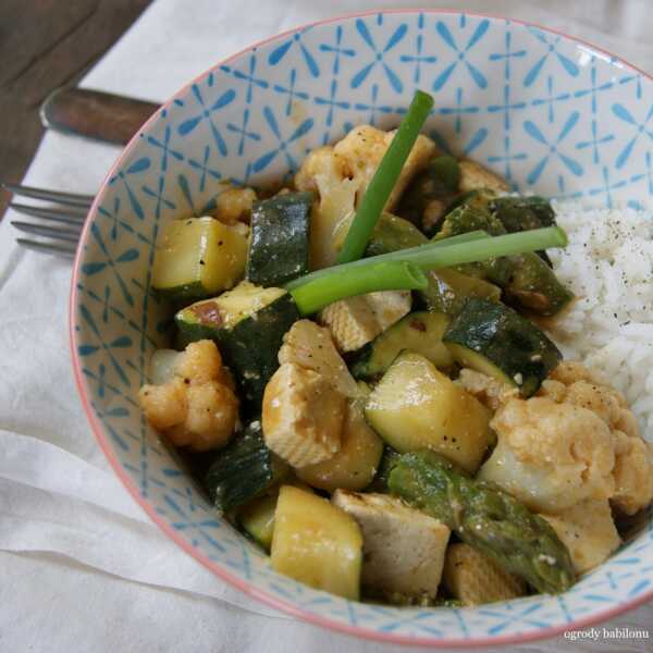 Curry z tofu i warzywami