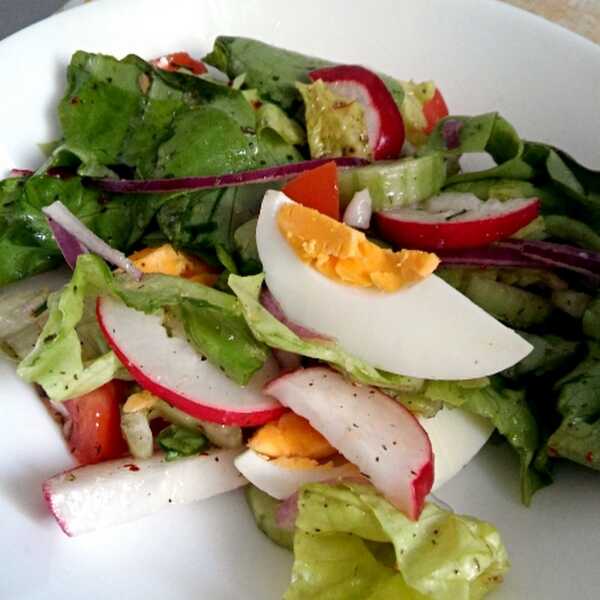 Zielona sałata z warzywami i jajkiem