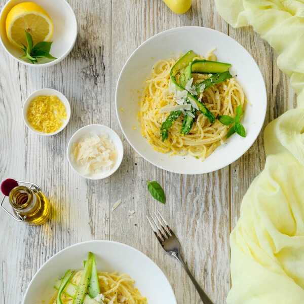 Makaron spaghetti z cytryną, parmezanem i szparagami