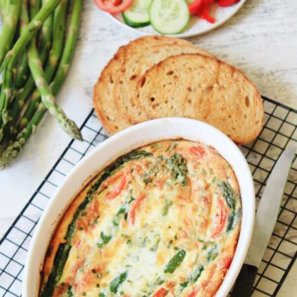 Omlet pieczony ze szparagami, szynką i pomidorkami 