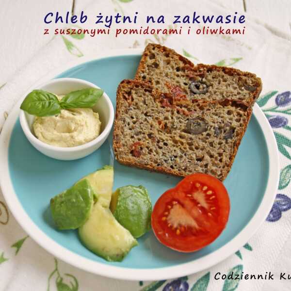 Chleb żytni na zakwasie z suszonymi pomidorami i oliwkami.