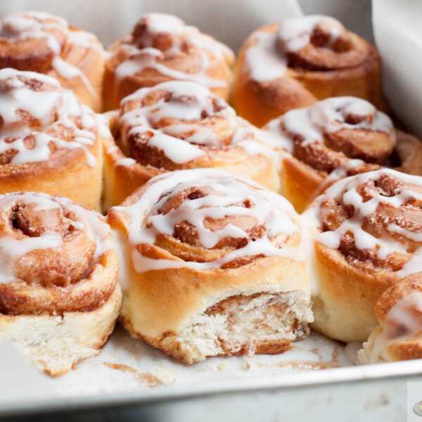 DROŻDŻOWE ŚLIMAKI Z CYNAMONEM JAK CINAMMON ROLLS