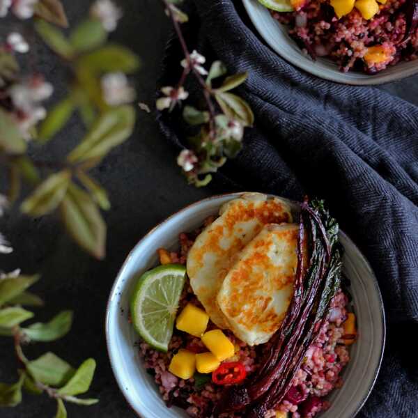 Tabbouleh z botwiną, mango i halloumi