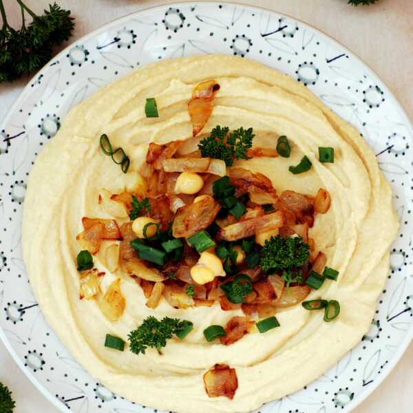 Hummus ze smażoną cebulą