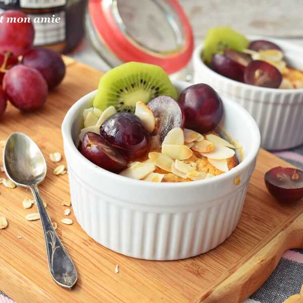 Śniadaniowy pudding orzechowy z owocami