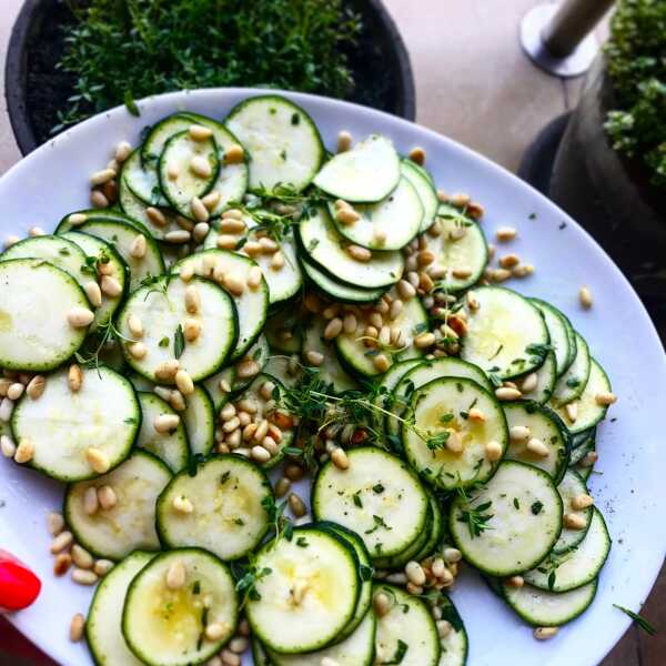 Carpaccio z cukinii z prażonymi orzechami pinii i świeżym tymiankiem 