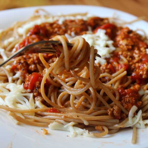 Spaghetti bolognese z pomidorami z puszki