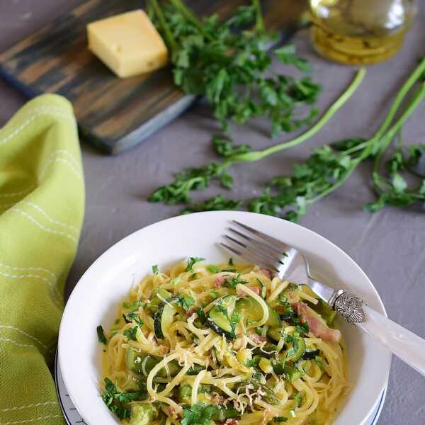 Spaghetti carbonara z cukinią i szparagami