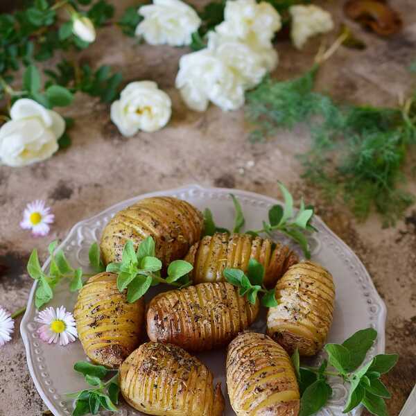 Młode ziemniaczki z ziołami hasselback