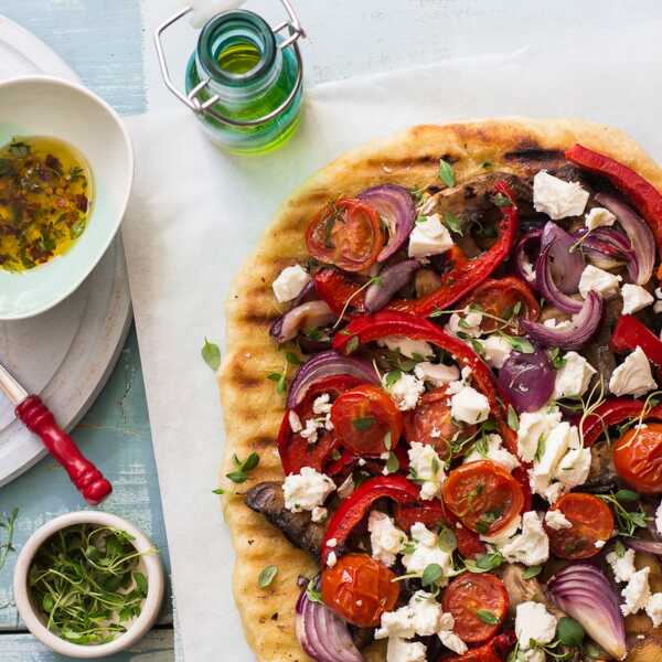 Domowa pizza z grilla z warzywami i serem śródziemnomorskim