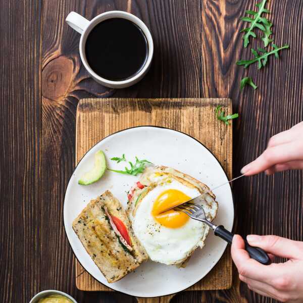 Kanapka Croque Madame z pomidorem i awokado oraz relacja z warsztatów z coffee and food pairing ze Starbucks