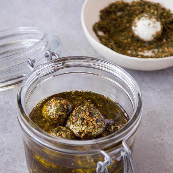 Kulki Labneh z zatarem w oliwie (Tabat Labneh)