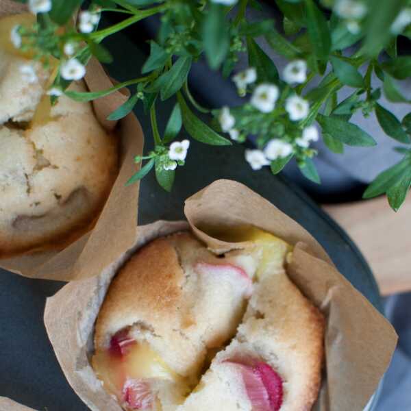 Muffinki z rabarbarem i budyniem waniliowym