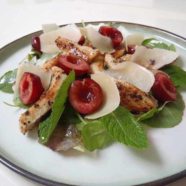 Chicken and cherries salad