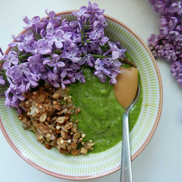 Smoothie bowl z jabłek i szpinaku