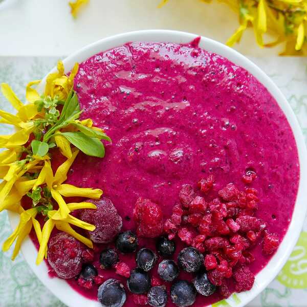 Smoothie bowl z burakiem, marchewką i imbirem