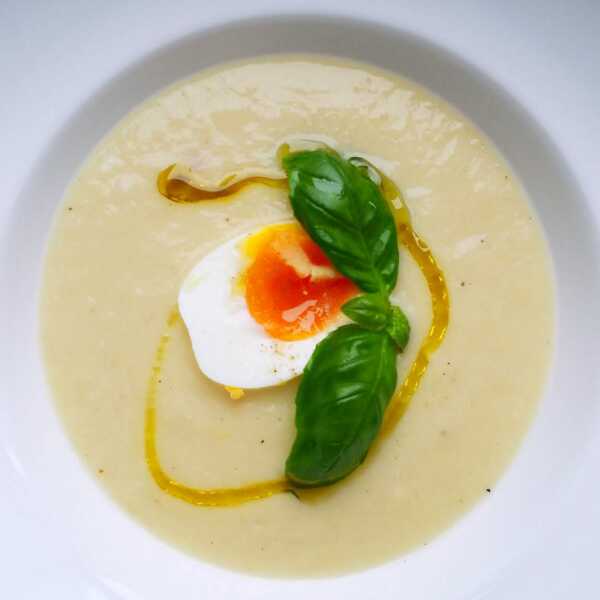 Zupa krem z białych szparagów podana z gotowanym jajkiem