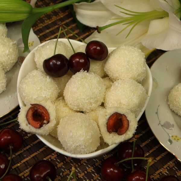 Kulki kokosowe z czereśniami – ekspresowy i efektowny deser