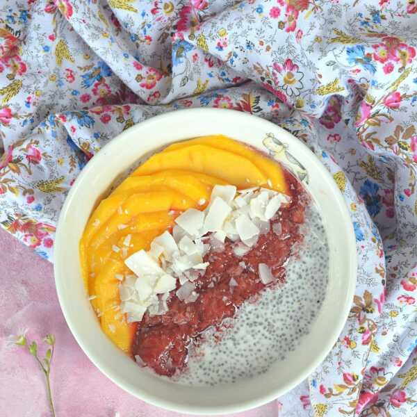 Pudding chia z mango i truskawkami