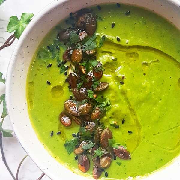 Kremowa zupa ze szparagów i zielonego groszku . 