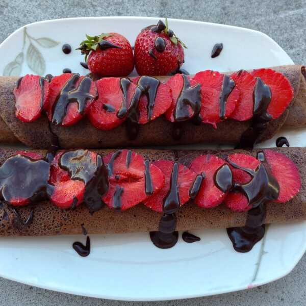 Czekoladowe naleśniki z serem i truskawkami / Chocolate pancakes with cheese and strawberries