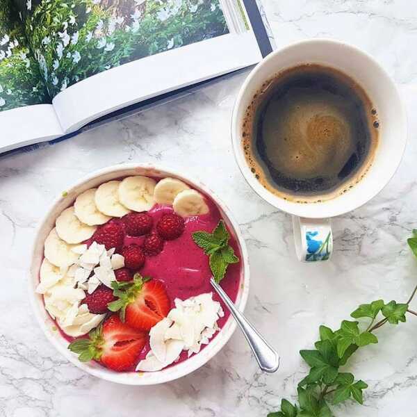 Berry smoothie bowl. 