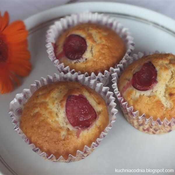 Muffiny nadziewane czereśniami