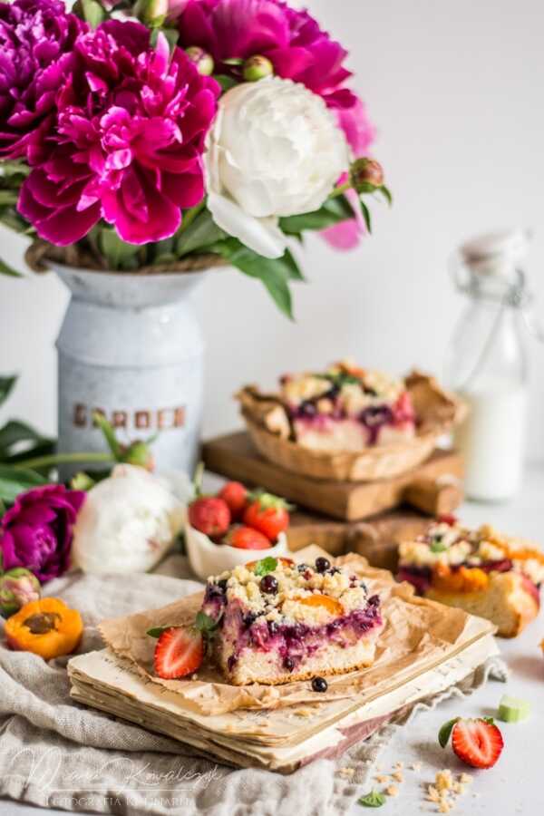 Drożdżowe ciasto orkiszowe z owocami i kruszonką