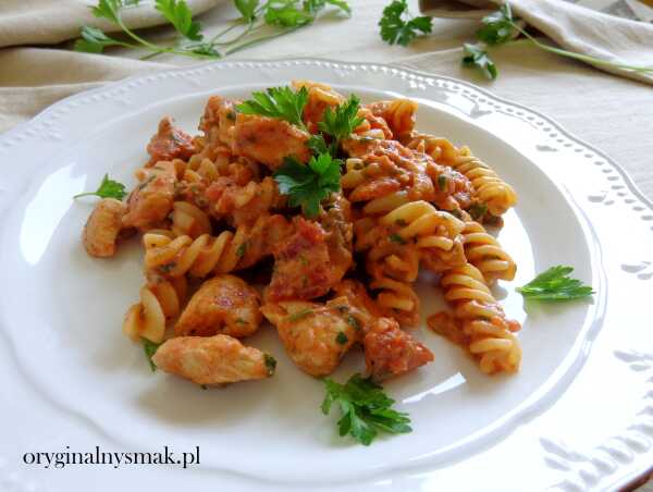 Makaron z sosem pomidorowym, kurczakiem i gorgonzolą